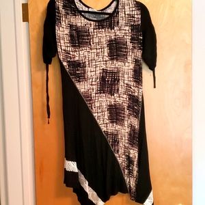 Short sleeved dress, like new, drawstring sleeve, designed in France